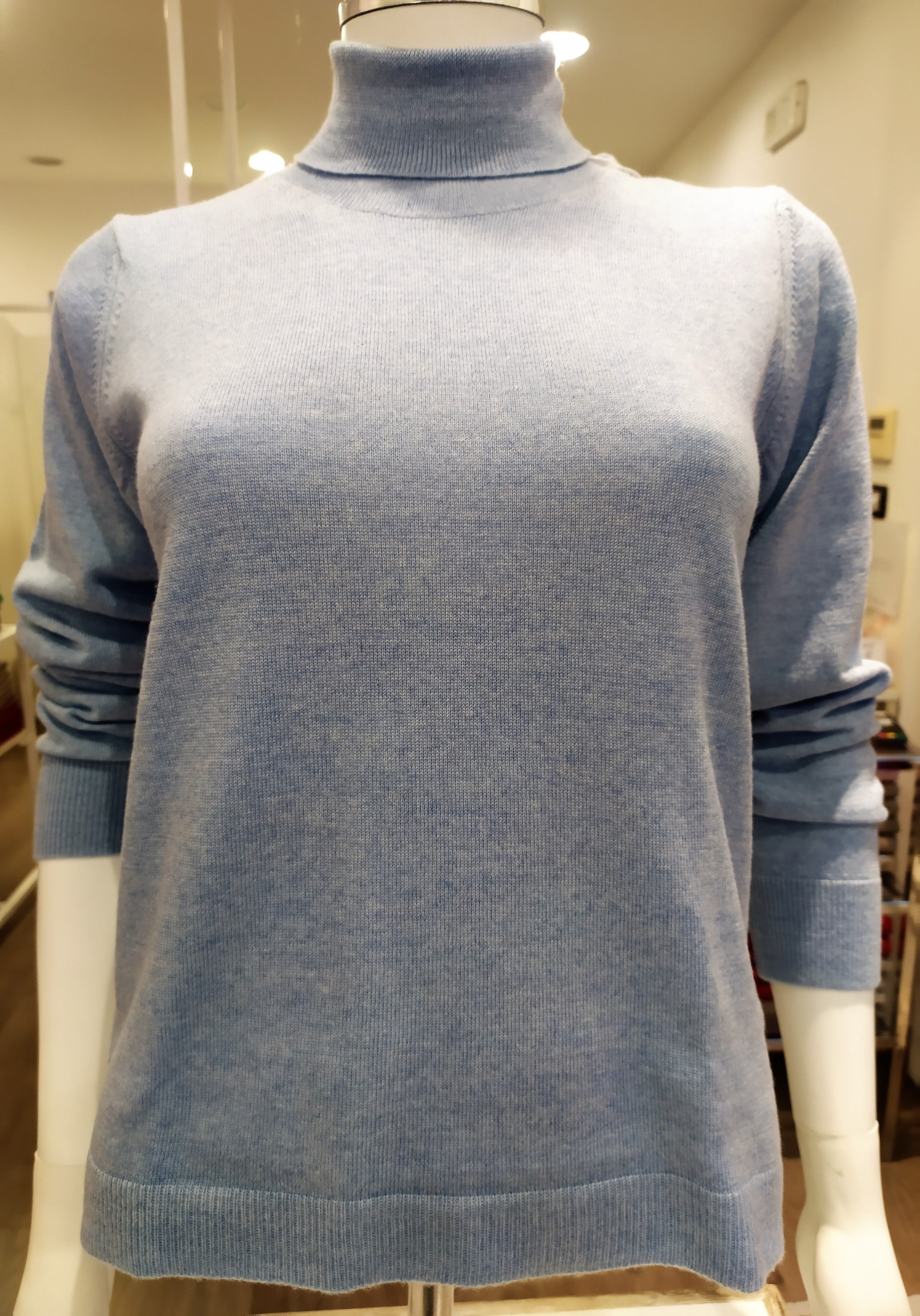 Maglia Dolcevita in lana merinos made in Italy azzurro