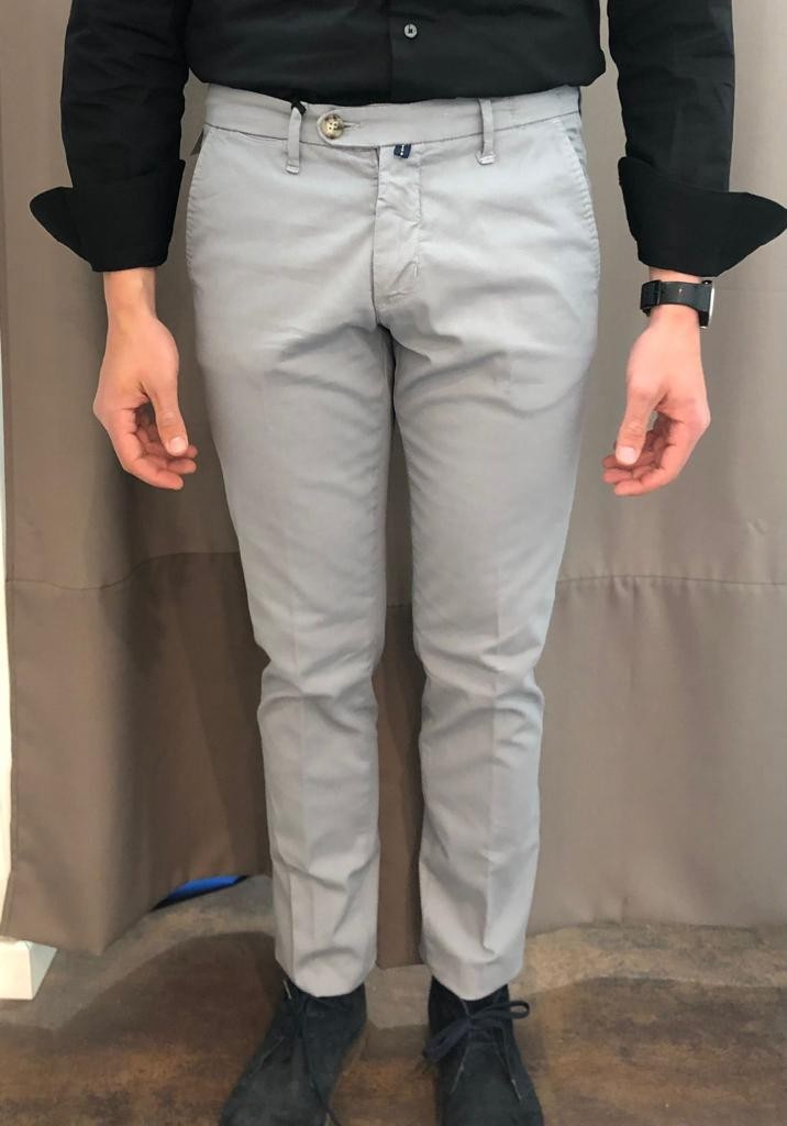 Pantalone CHINOS SLIM FIT tessuto liscio Grigio perla Mod. Village 2